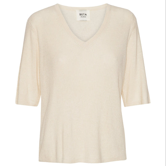 Beta Studios Kalinka V-Neck – eksklusiv striktrøje i silke og cashmere med V-hals. Blød, elegant og OEKO-TEX certificeret.
