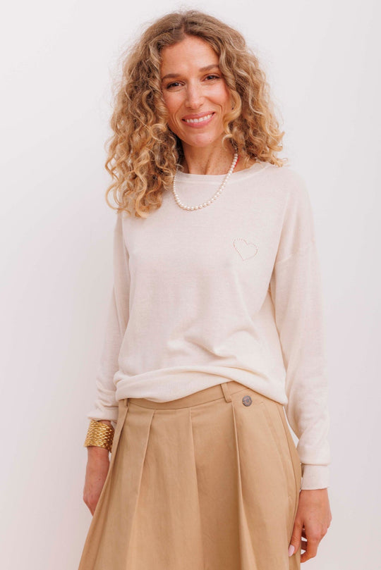 Beta Studios Kamille Heart O-Neck – luksuriøs strik i silke og cashmere med hulmønstret hjerte. Blød, elegant og OEKO-TEX certificeret.