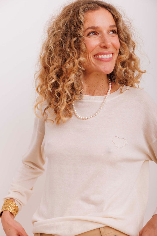 Beta Studios Kamille Heart O-Neck – luksuriøs strik i silke og cashmere med hulmønstret hjerte. Blød, elegant og OEKO-TEX certificeret.