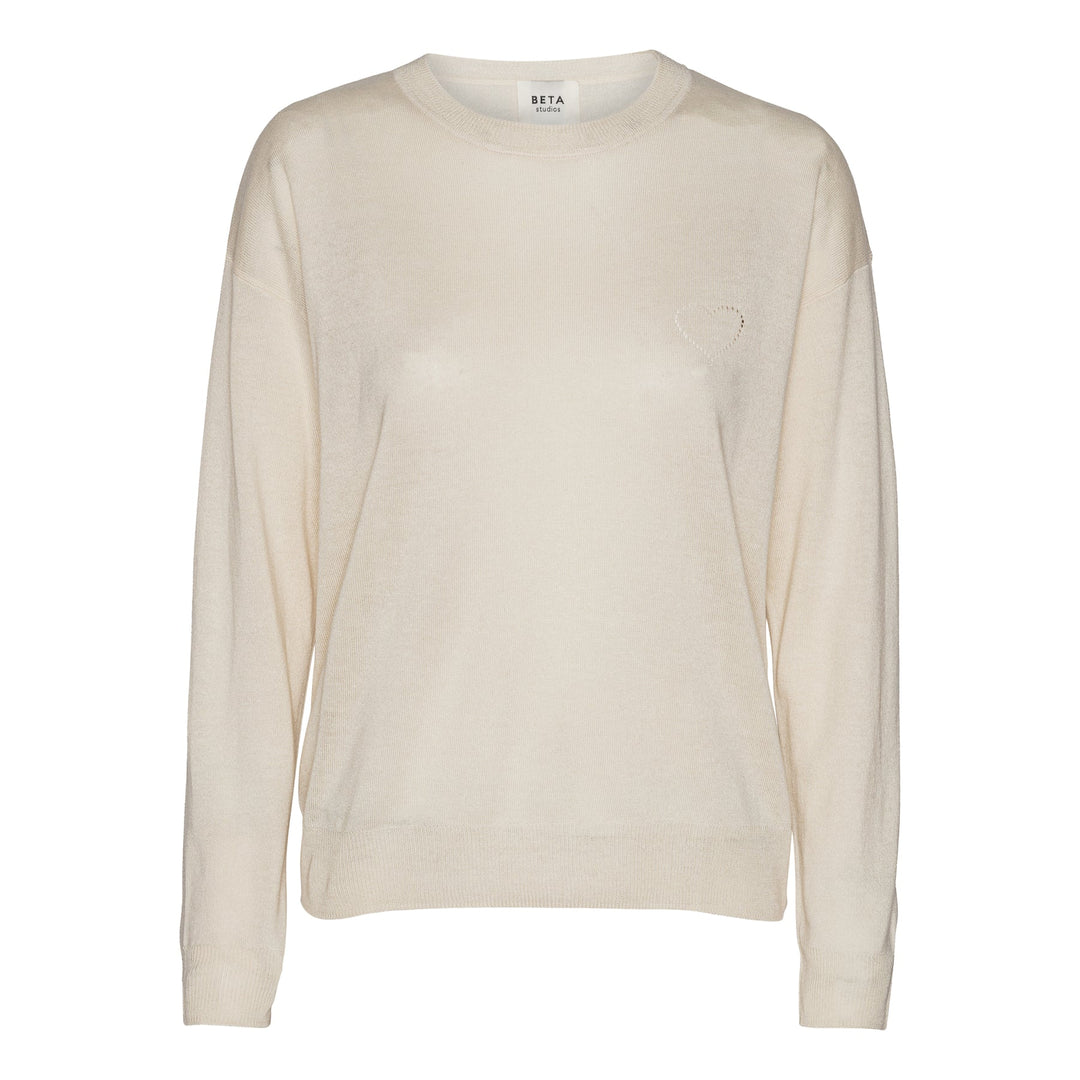 Beta Studios Kamille Heart O-Neck – luksuriøs strik i silke og cashmere med hulmønstret hjerte. Blød, elegant og OEKO-TEX certificeret.