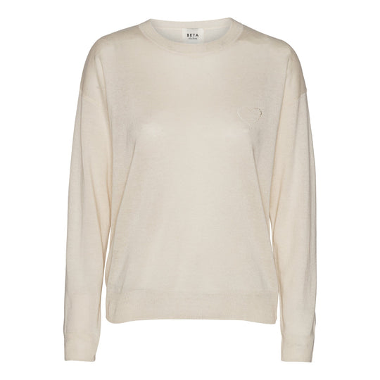 Beta Studios Kamille Heart O-Neck – luksuriøs strik i silke og cashmere med hulmønstret hjerte. Blød, elegant og OEKO-TEX certificeret.