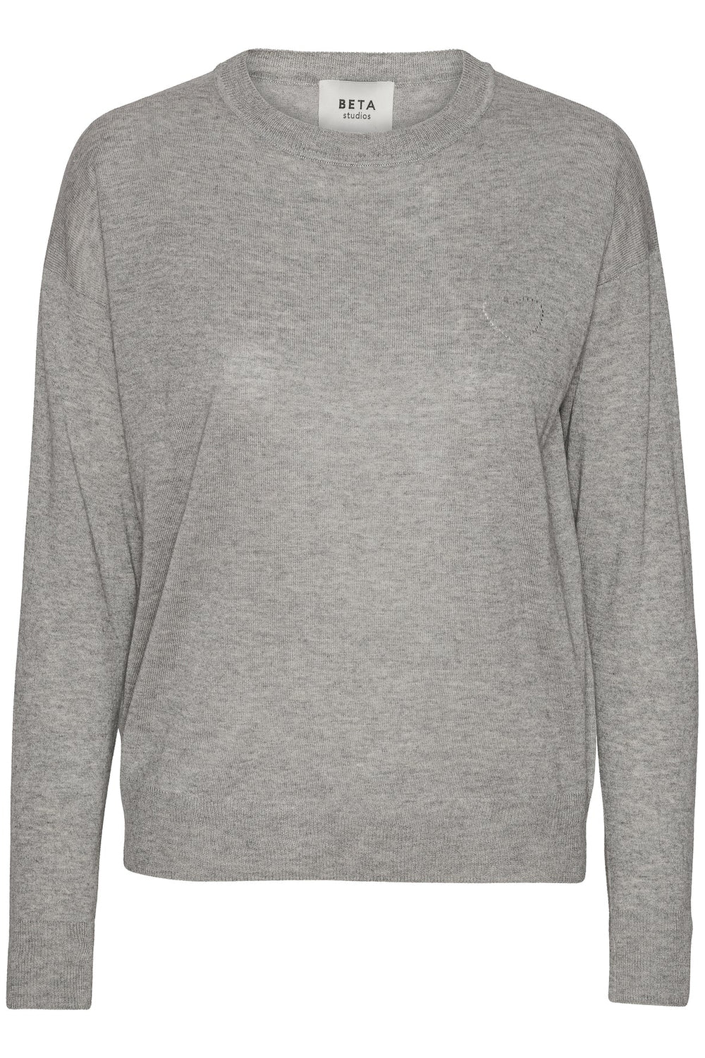 Beta Studios Kamille Heart O-Neck – luksuriøs strik i silke og cashmere med romantisk hjerte-detalje. Blød, holdbar og OEKO-TEX certificeret.