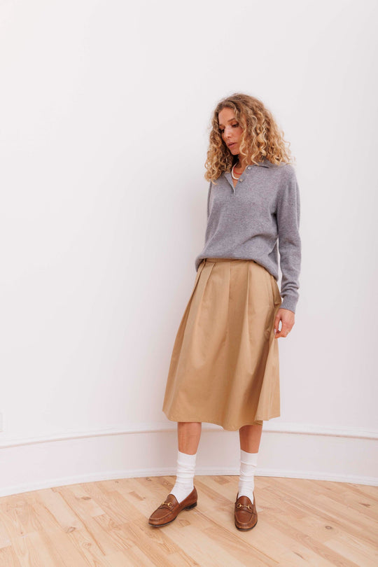 Beta Studios Kassandra Polo – klassisk polotrøje i 100% Mongolian Cashmere med krave og perlemorsknapper. Luksuriøs, blød og tidløs.
