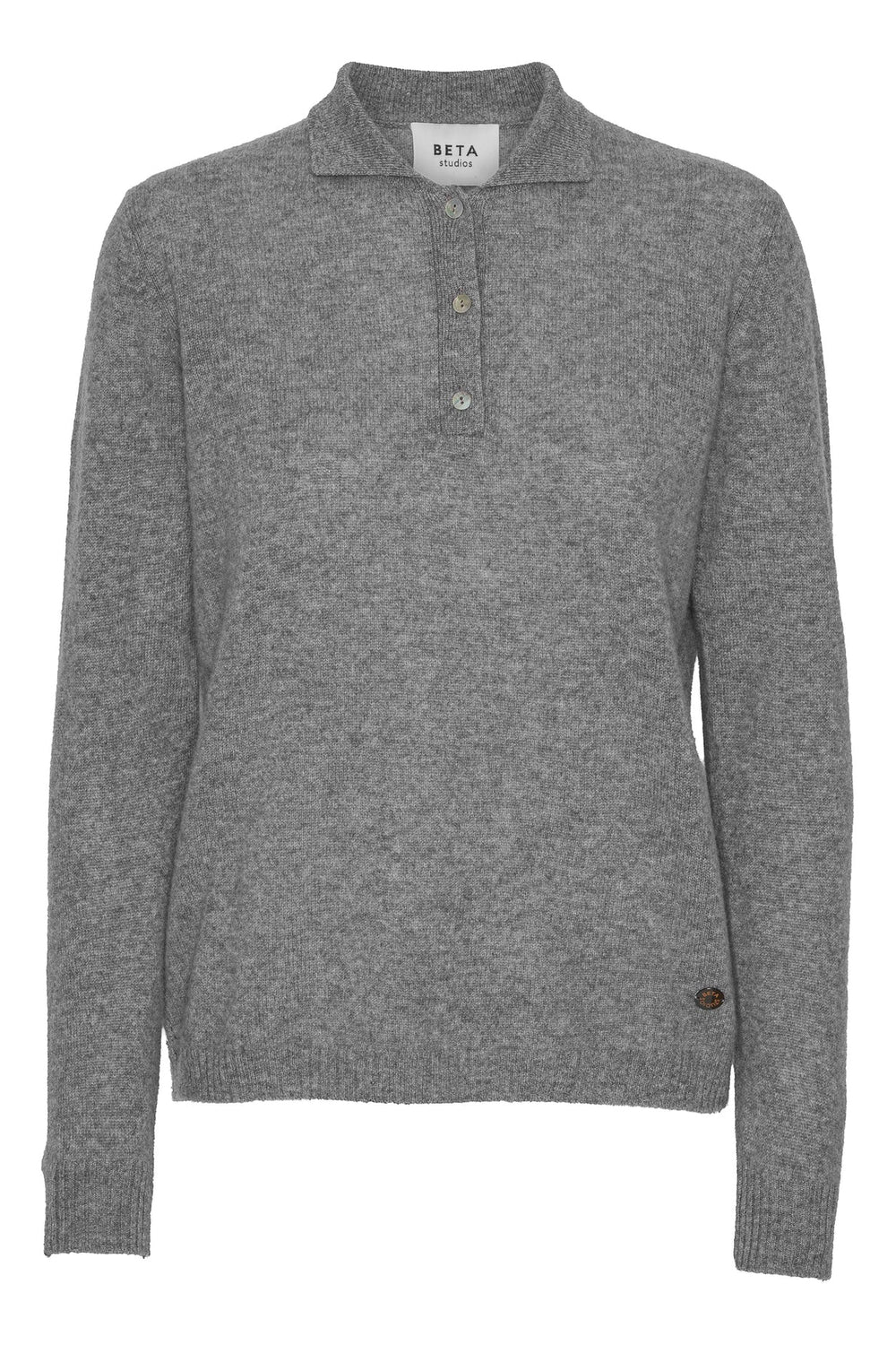 Beta Studios Kassandra Polo – klassisk polotrøje i 100% Mongolian Cashmere med krave og perlemorsknapper. Luksuriøs, blød og tidløs.