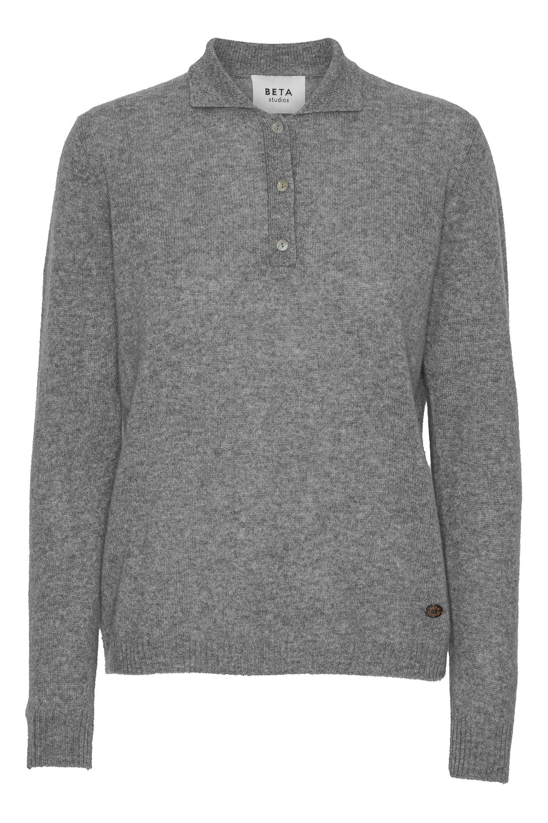 Beta Studios Kassandra Polo – klassisk polotrøje i 100% Mongolian Cashmere med krave og perlemorsknapper. Luksuriøs, blød og tidløs.