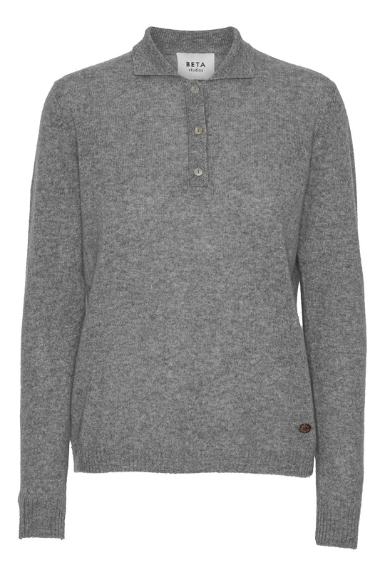 Beta Studios Kassandra Polo – klassisk polotrøje i 100% Mongolian Cashmere med krave og perlemorsknapper. Luksuriøs, blød og tidløs.