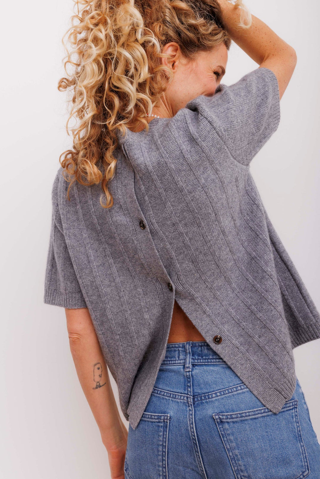 Beta Studios Katrine Short Sleeve – luksuriøs kortærmet strik i fin uld og cashmere med elegant rygdetalje.