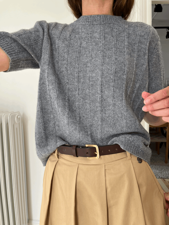 Beta Studios Katrine Short Sleeve – luksuriøs kortærmet strik i fin uld og cashmere med elegant rygdetalje.