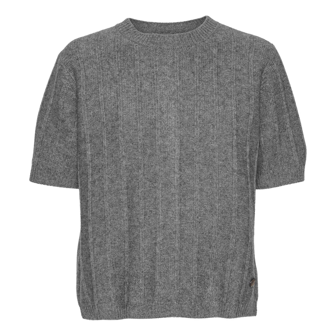 Beta Studios Katrine Short Sleeve – luksuriøs kortærmet strik i fin uld og cashmere med elegant rygdetalje.