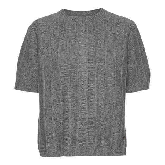 Beta Studios Katrine Short Sleeve – luksuriøs kortærmet strik i fin uld og cashmere med elegant rygdetalje.