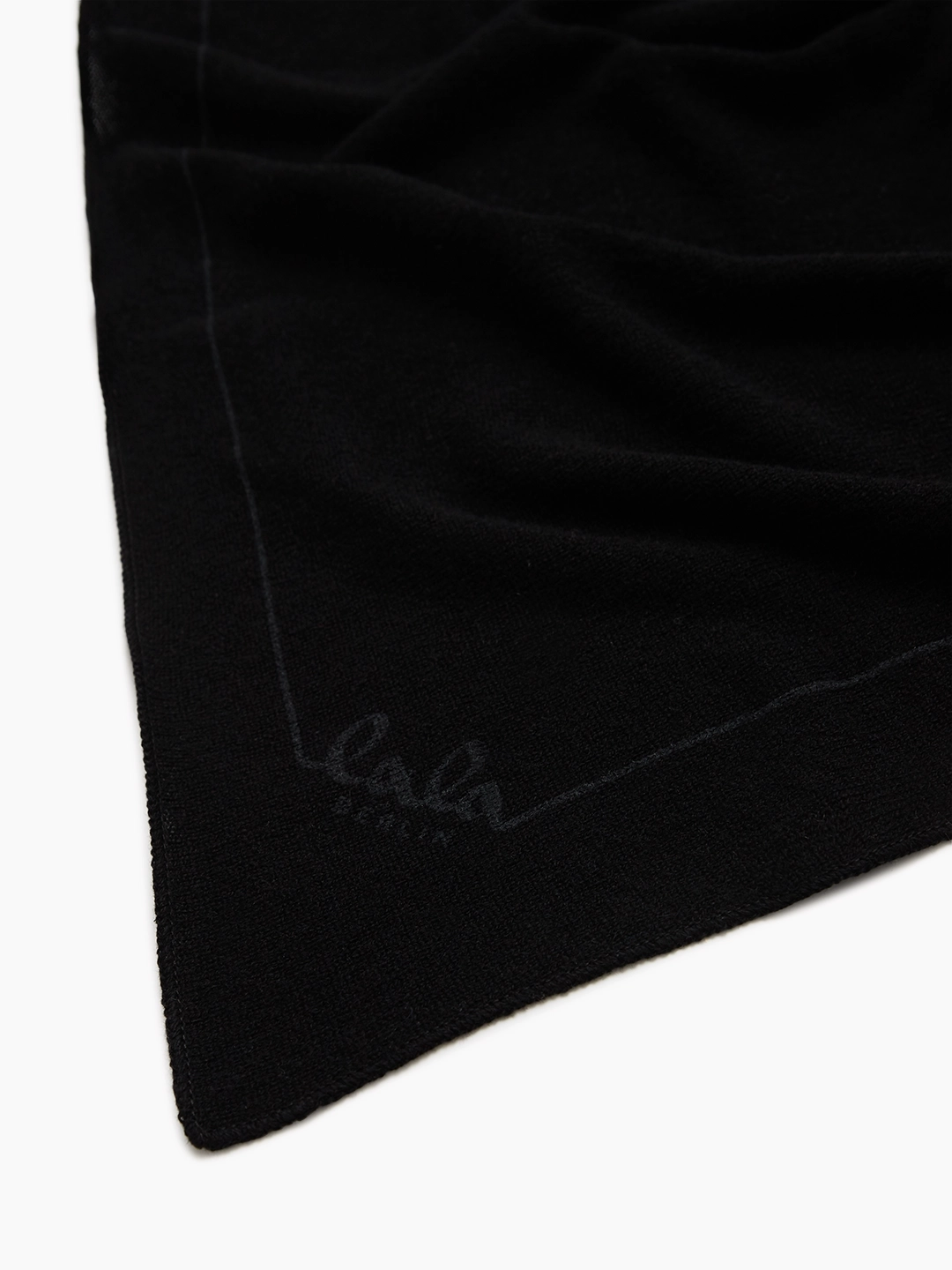 Lala Berlin Triangle Solid Logo M tørklæde i cashmere nero – trekantet tørklæde i 100% kashmir med diskret logo, blødt, varmt og elegant til både hverdag og fest