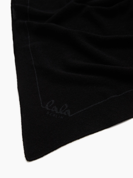 Lala Berlin Triangle Solid Logo M tørklæde i cashmere nero – trekantet tørklæde i 100% kashmir med diskret logo, blødt, varmt og elegant til både hverdag og fest