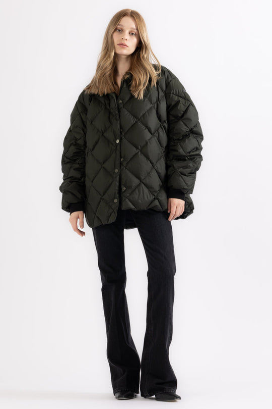 Lempelius Down Jacket Fia – sort, let quiltet dunjakke med kordfløjskrave og pleated ærmedetaljer.