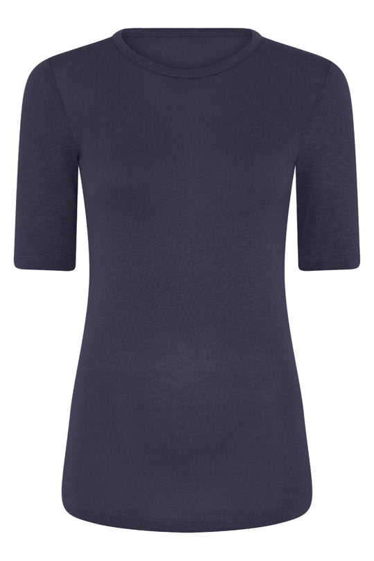 La Rouge Lise Linen T-shirt i navy – let og luksuriøs T-shirt i viskose og hør med en smigrende pasform.
