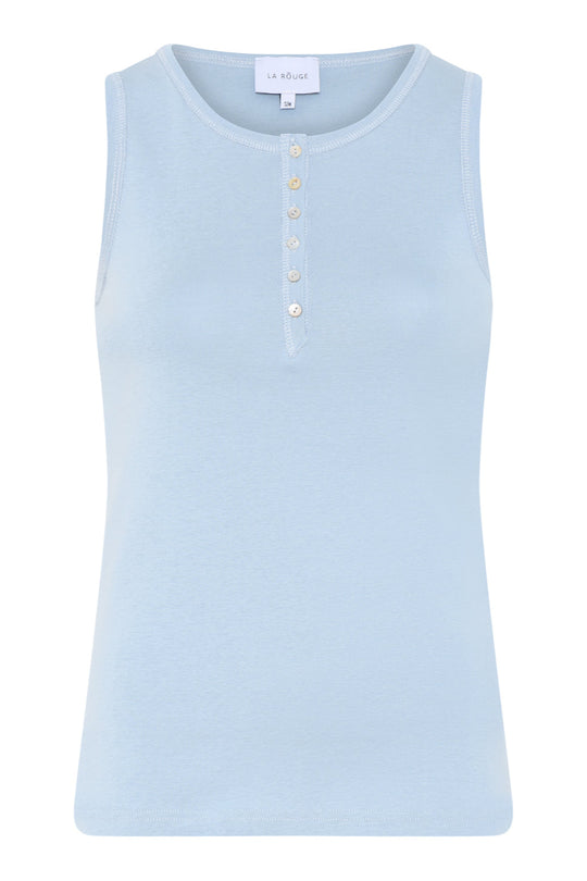 La Rouge Rose Tank Top – kropsnær bomuldstop med stolpedetalje og perlemorsknapper. Elegant og feminin pasform.