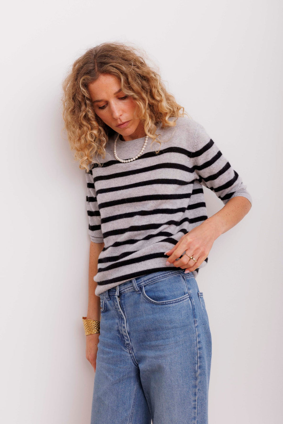 Bianca Striped Lady Sleeve i 100% Cashmere – blød, let og stilfuld med albuelange ærmer og boxy fit.
