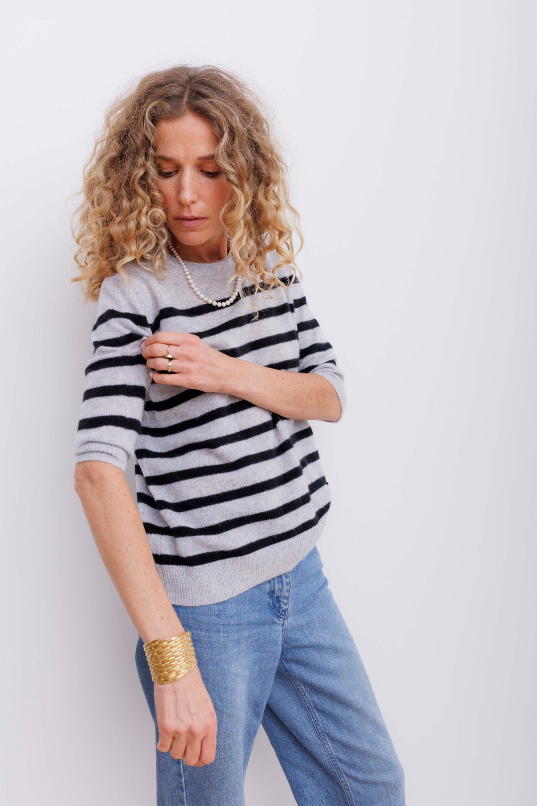 Bianca Striped Lady Sleeve i 100% Cashmere – blød, let og stilfuld med albuelange ærmer og boxy fit.