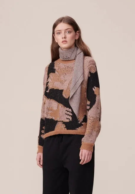 Lala Berlin Triangle Solid Logo M tørklæde i stradivari/dark brown melange – trekantet tørklæde i 100% kashmir med diskret logo, blødt, varmt og luksuriøst