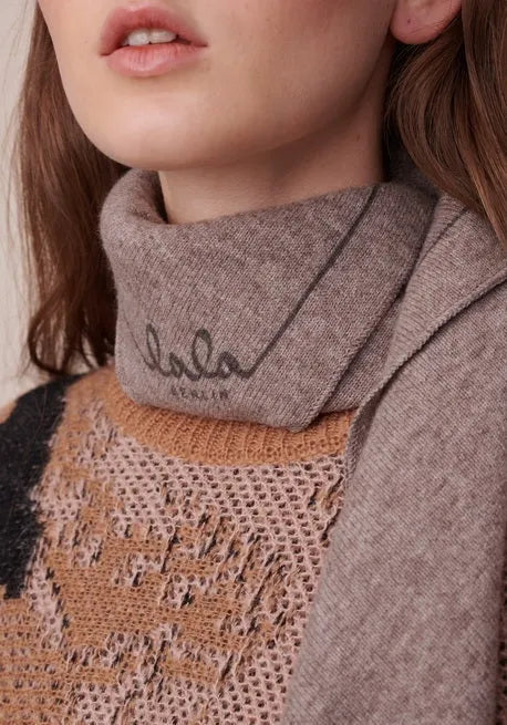 Lala Berlin Triangle Solid Logo M tørklæde i stradivari/dark brown melange – trekantet tørklæde i 100% kashmir med diskret logo, blødt, varmt og luksuriøst
