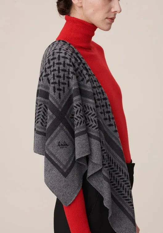 Lala Berlin Triangle Trinity Classic M tørklæde i Lubecca/darkgrey melange – trekantet tørklæde i 100% kashmir med ikonisk Kufiya-print, blødt og elegant