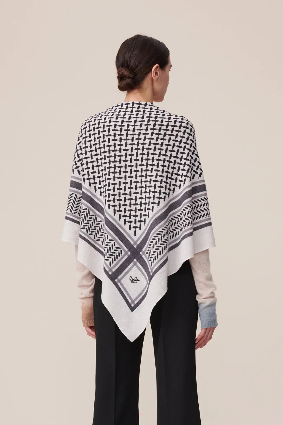 Lala Berlin Triangle Trinity Classic M tørklæde i alabastro off-white – trekantet cashmere-tørklæde med ikonisk heritage-print, blødt, let og elegant