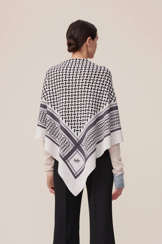 Lala Berlin Triangle Trinity Classic M tørklæde i alabastro off-white – trekantet cashmere-tørklæde med ikonisk heritage-print, blødt, let og elegant