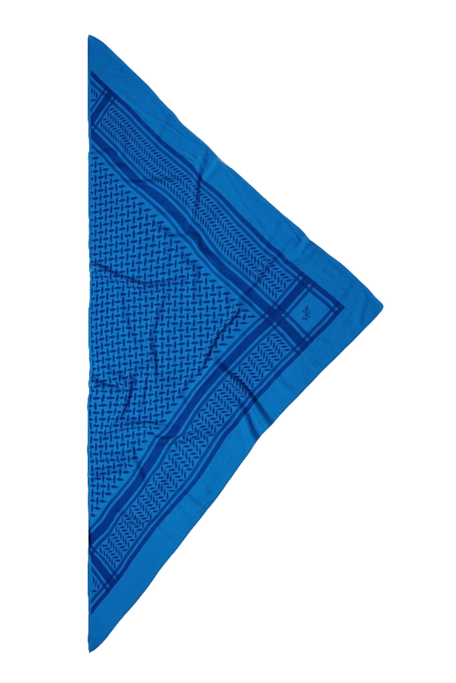 Lala Berlin Triangle Trinity Classic M – luksuriøst trekantet cashmere tørklæde med ikonisk heritage-print. Blødt, varmt og tidløst.