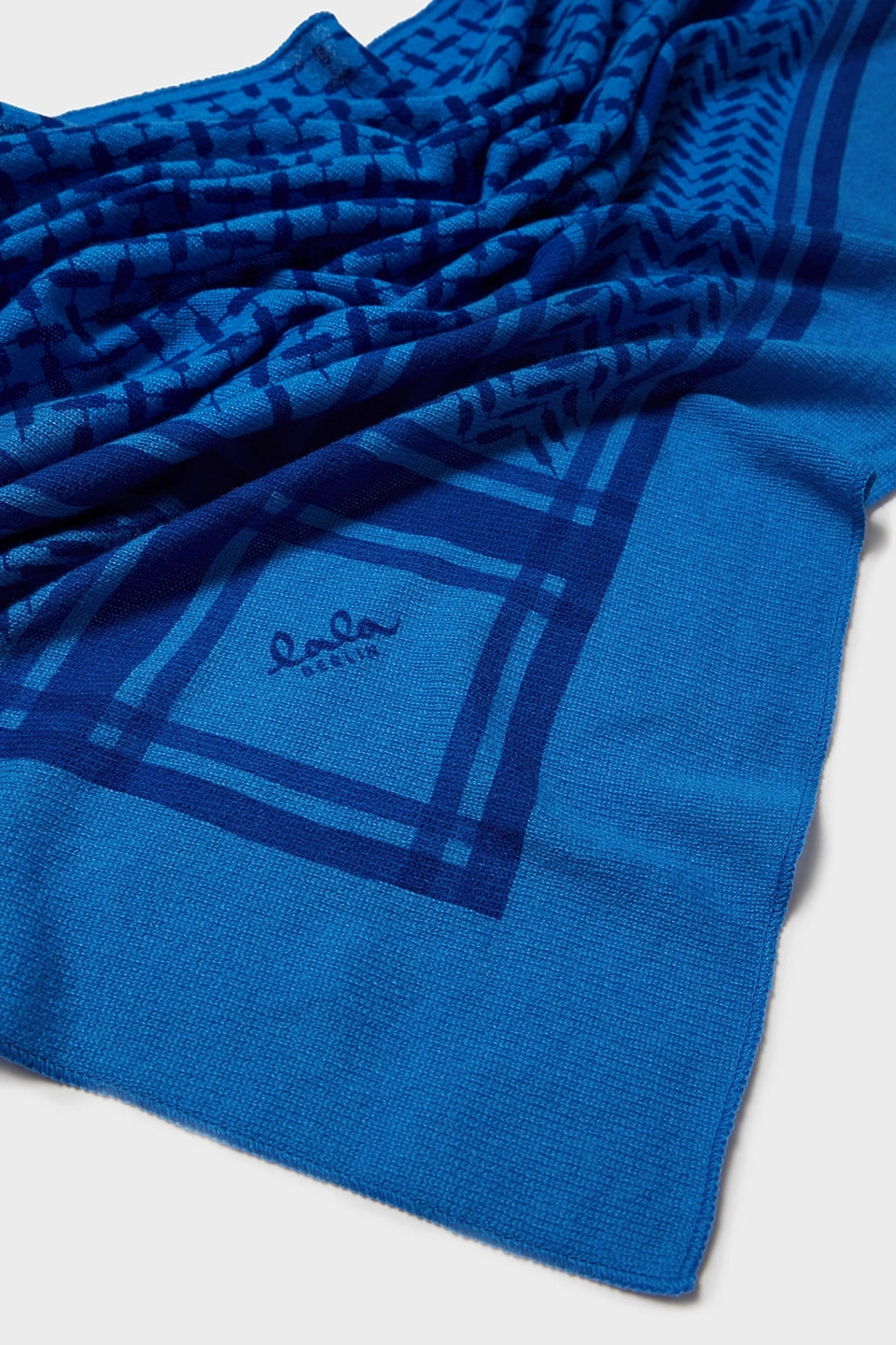 Lala Berlin Triangle Trinity Classic M – luksuriøst trekantet cashmere tørklæde med ikonisk heritage-print. Blødt, varmt og tidløst.