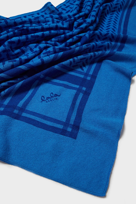 Lala Berlin Triangle Trinity Classic M – luksuriøst trekantet cashmere tørklæde med ikonisk heritage-print. Blødt, varmt og tidløst.