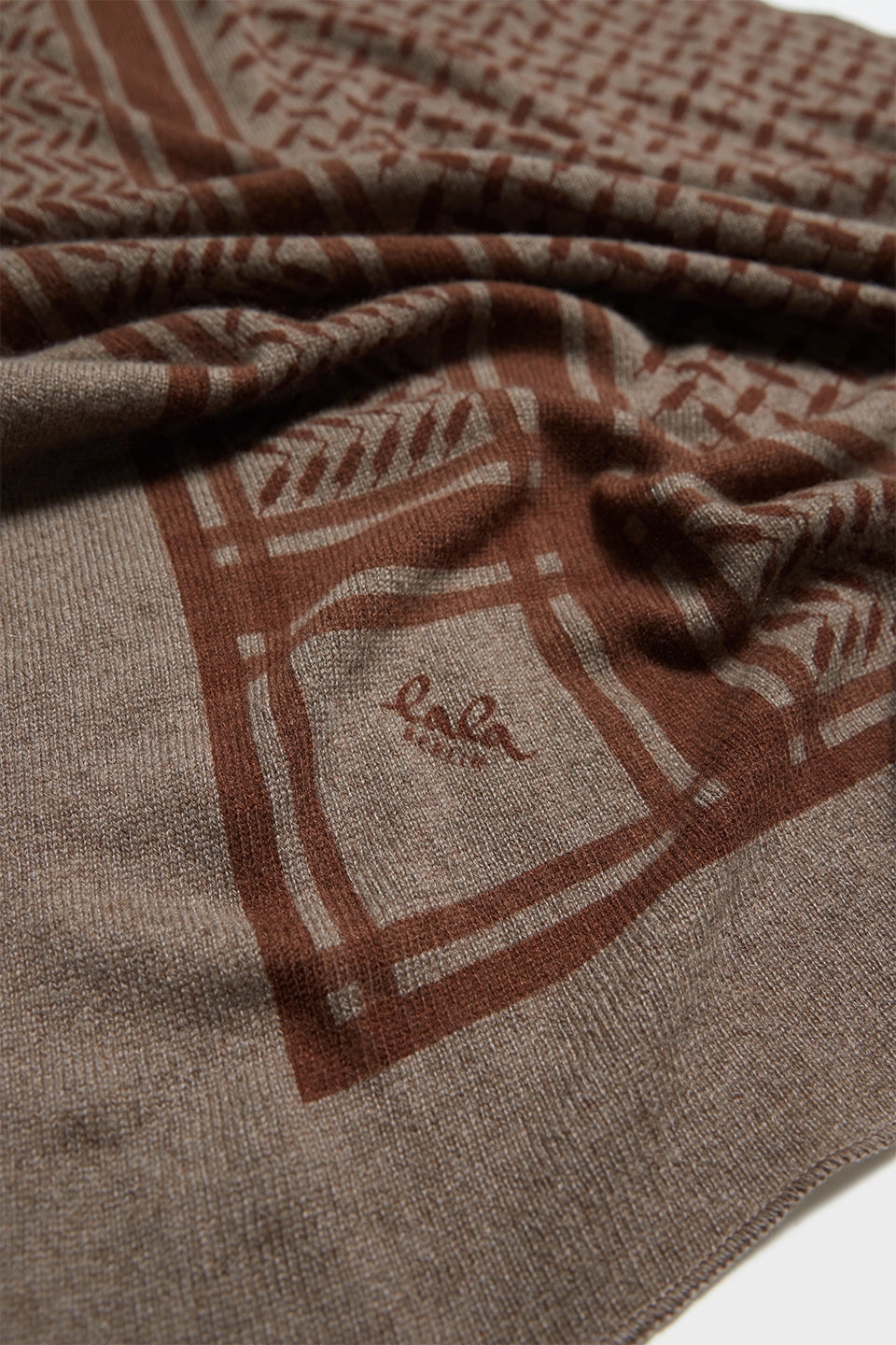Lala Berlin Triangle Trinity Classic M tørklæde i brun – trekantet tørklæde i 100% kashmir med ikonisk heritage-print, blødt, varmt og stilfuldt til alle anledninger