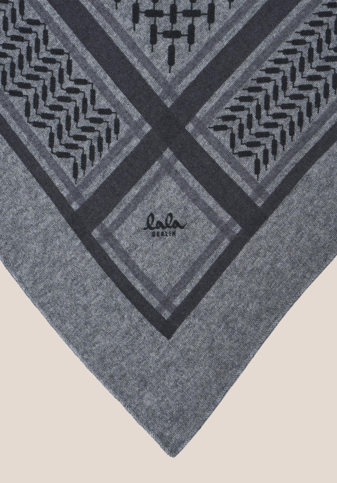 Lala Berlin Triangle Trinity Classic M – luksuriøst trekantet cashmere tørklæde med ikonisk heritage-print. Blødt, varmt og tidløst.