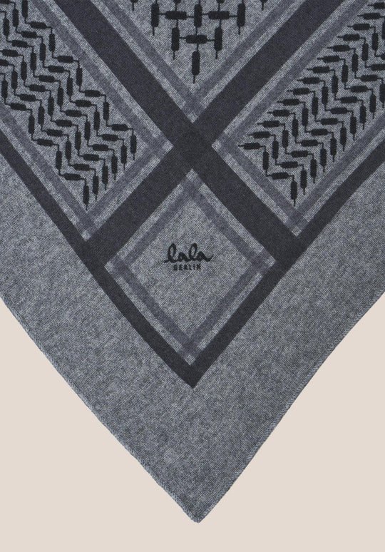 Lala Berlin Triangle Trinity Classic M – luksuriøst trekantet cashmere tørklæde med ikonisk heritage-print. Blødt, varmt og tidløst.