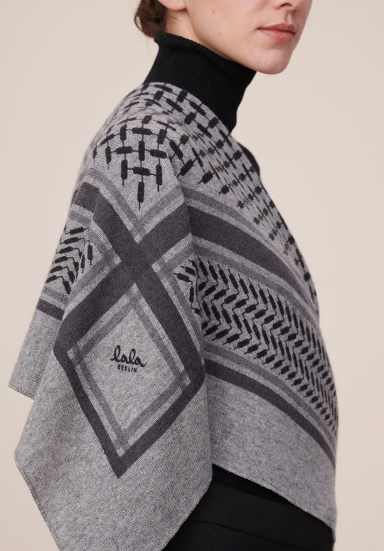 Lala Berlin Triangle Trinity Classic M – luksuriøst trekantet cashmere tørklæde med ikonisk heritage-print. Blødt, varmt og tidløst.