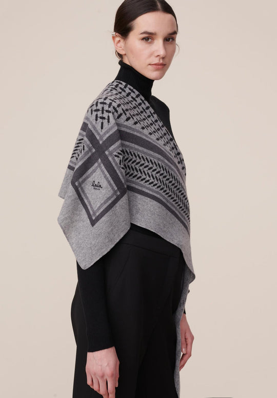 Lala Berlin Triangle Trinity Classic M – luksuriøst trekantet cashmere tørklæde med ikonisk heritage-print. Blødt, varmt og tidløst.