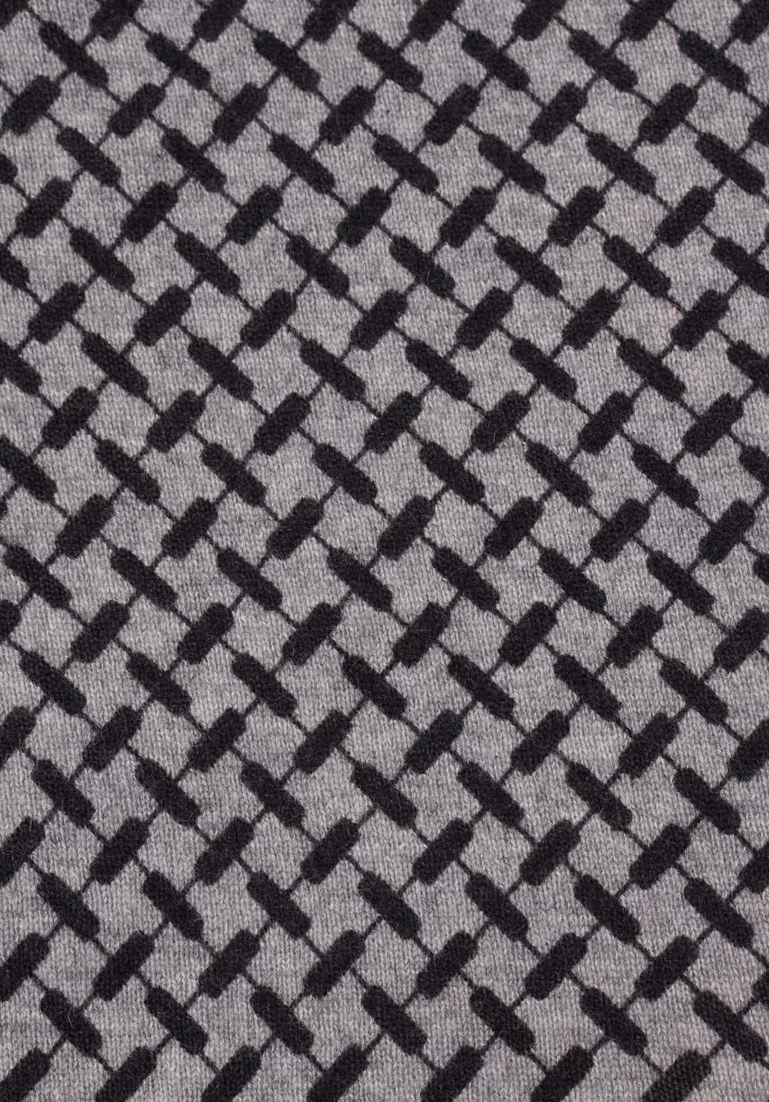 Lala Berlin Triangle Trinity Classic M – luksuriøst trekantet cashmere tørklæde med ikonisk heritage-print. Blødt, varmt og tidløst.