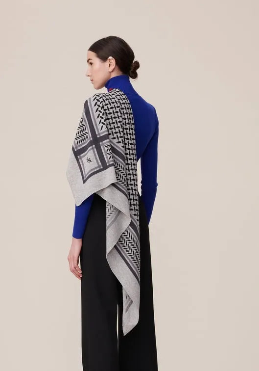 Lala Berlin Triangle Trinity Classic M tørklæde i flanella/light grey melange – trekantet tørklæde i 100% kashmir med ikonisk heritage-print, blødt og elegant