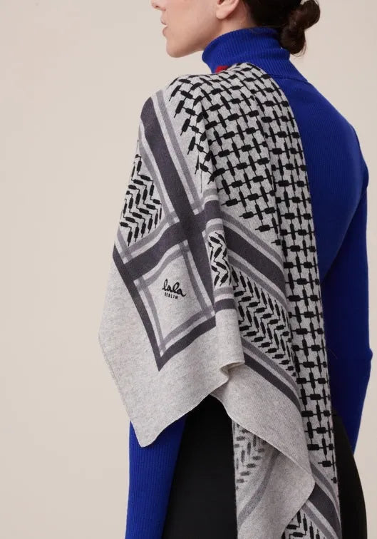 Lala Berlin Triangle Trinity Classic M tørklæde i flanella/light grey melange – trekantet tørklæde i 100% kashmir med ikonisk heritage-print, blødt og elegant