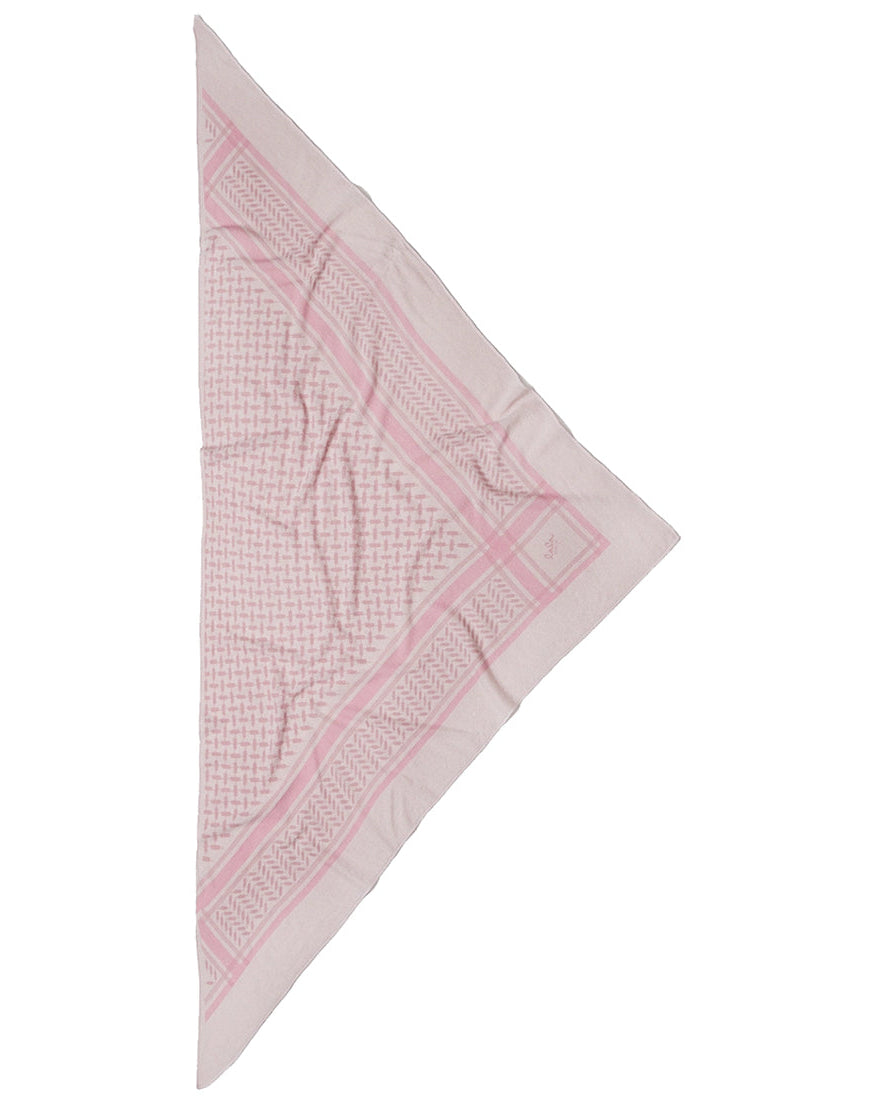 Lala Berlin Triangle Trinity Classic M – luksuriøst trekantet cashmere tørklæde med ikonisk heritage-print. Blødt, varmt og tidløst.