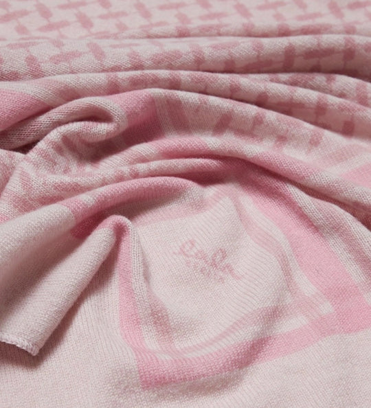 Lala Berlin Triangle Trinity Classic M – luksuriøst trekantet cashmere tørklæde med ikonisk heritage-print. Blødt, varmt og tidløst.