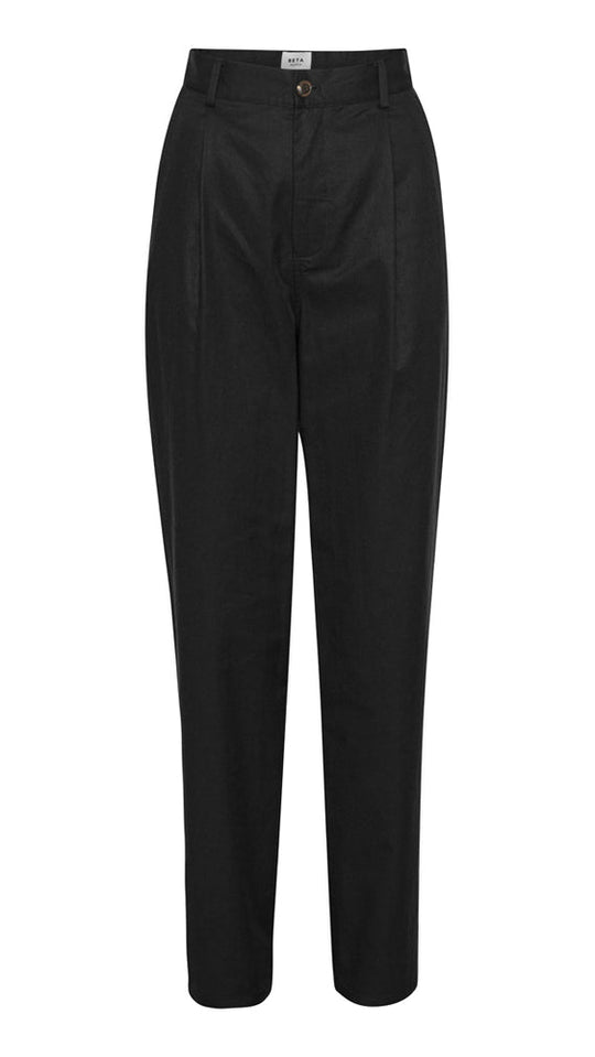 Beta Studios Leah Pant i sort, skræddersyede bukser i en bæredygtig blanding af bomuld og tencel.
