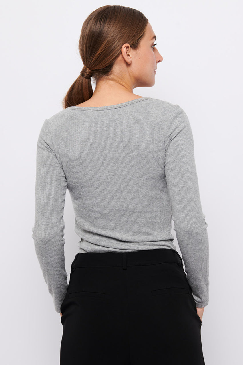 La Rouge Lisa L/S T-shirt – tætsiddende langærmet t-shirt i grey melange, lavet af blød viskose. Perfekt til både afslapning og aktivt brug.