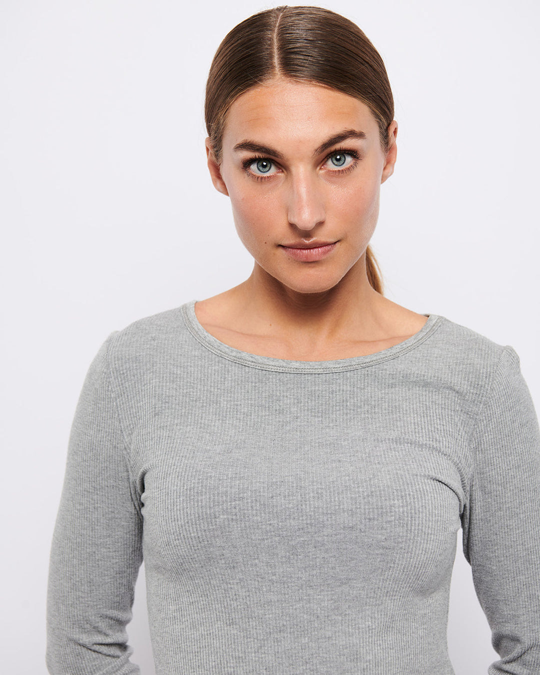 La Rouge Lisa L/S T-shirt – tætsiddende langærmet t-shirt i grey melange, lavet af blød viskose. Perfekt til både afslapning og aktivt brug.