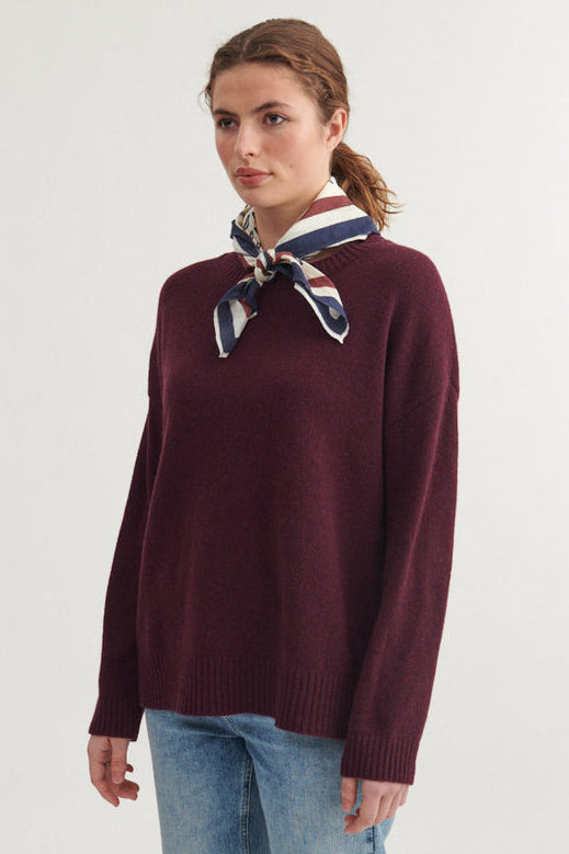 Basic Apparel Lise O-Neck Sweater i farven Bordeaux Truffle, strikket i en bæredygtig blanding af genanvendt lammeuld og polyamid, med rund hals og afslappet pasform.