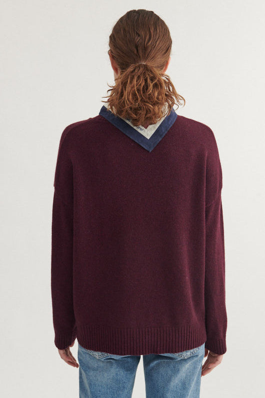 Basic Apparel Lise O-Neck Sweater i farven Bordeaux Truffle, strikket i en bæredygtig blanding af genanvendt lammeuld og polyamid, med rund hals og afslappet pasform.