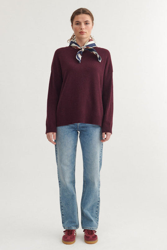 Basic Apparel Lise O-Neck Sweater i farven Bordeaux Truffle, strikket i en bæredygtig blanding af genanvendt lammeuld og polyamid, med rund hals og afslappet pasform.