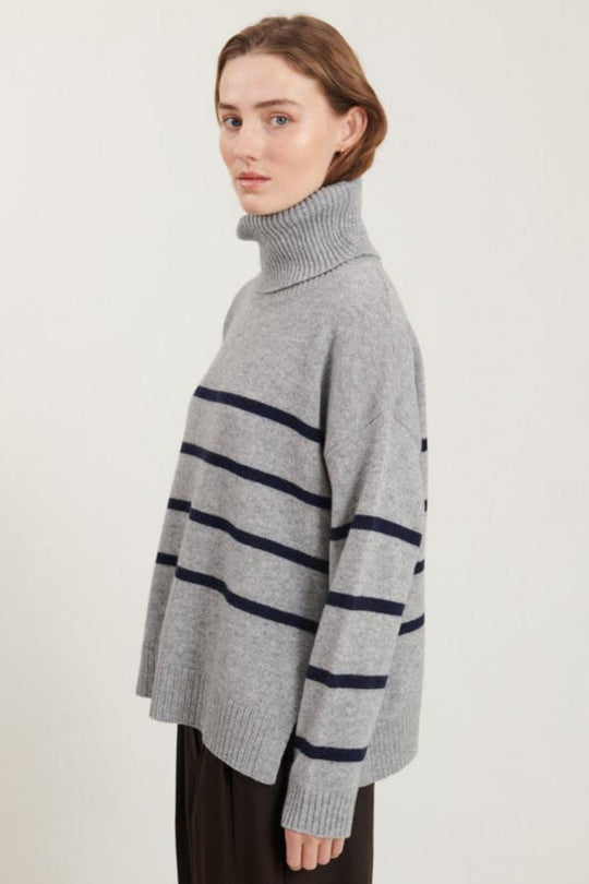 Lise Striped T-neck Sweater fra Basic Apparel - Genanvendt Uld i Light Grey Mel./Sky Captain