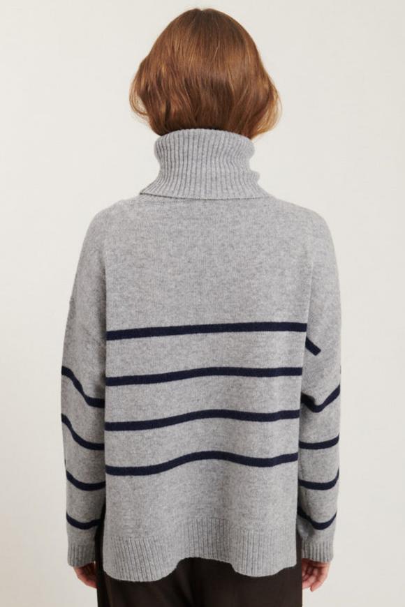 Lise Striped T-neck Sweater fra Basic Apparel - Genanvendt Uld i Light Grey Mel./Sky Captain