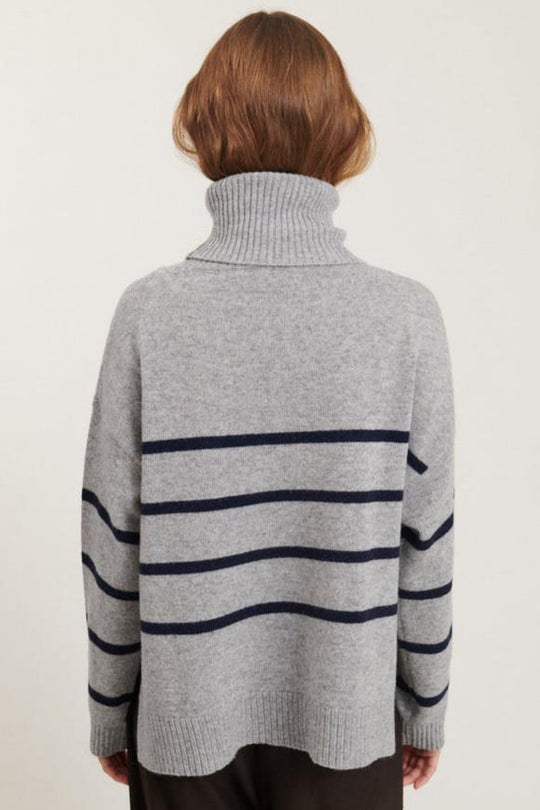 Lise Striped T-neck Sweater fra Basic Apparel - Genanvendt Uld i Light Grey Mel./Sky Captain