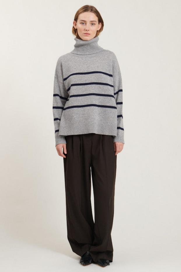 Lise Striped T-neck Sweater fra Basic Apparel - Genanvendt Uld i Light Grey Mel./Sky Captain