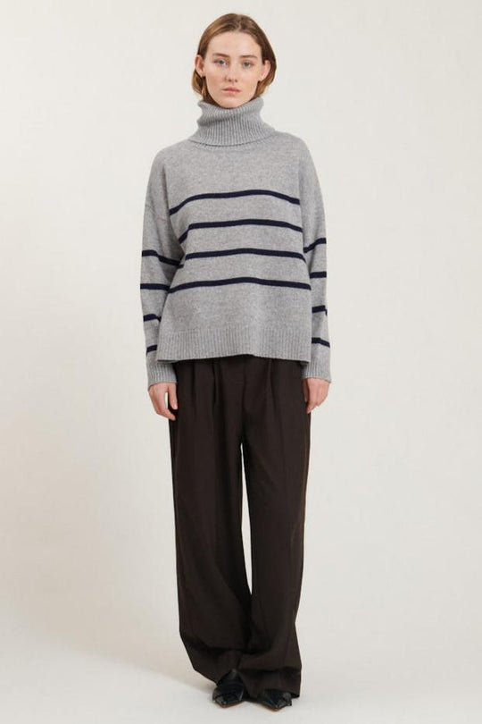 Lise Striped T-neck Sweater fra Basic Apparel - Genanvendt Uld i Light Grey Mel./Sky Captain